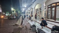 Warga Muhammadiyah memadati Masjid Al-Muttaqien Nganjuk saat salat tarawih perdana 1 Ramadan 1447 H, Selasa (17/2/2026) malam. (Foto: Bakrie/detikJatim)