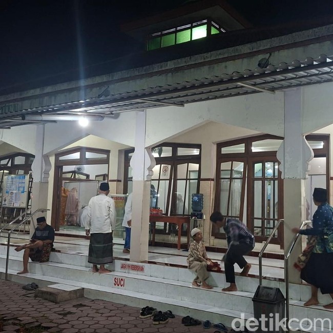Potret Salat Tarawih Pertama Warga Muhammadiyah di Nganjuk