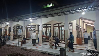 Potret Salat Tarawih Pertama Warga Muhammadiyah di Nganjuk
