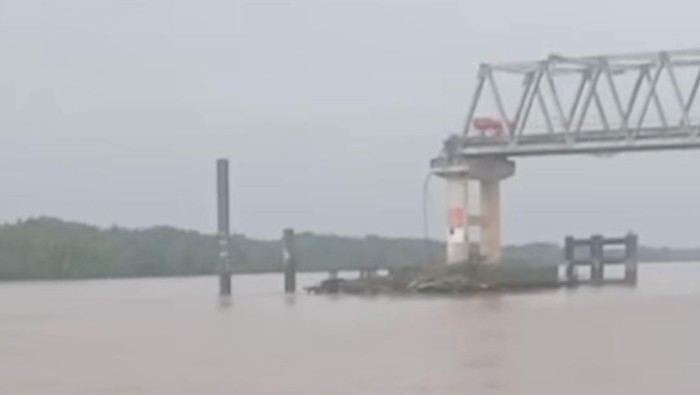 Tiang pancang Jembatan Lalan Muba yang ambruk ditabrak.