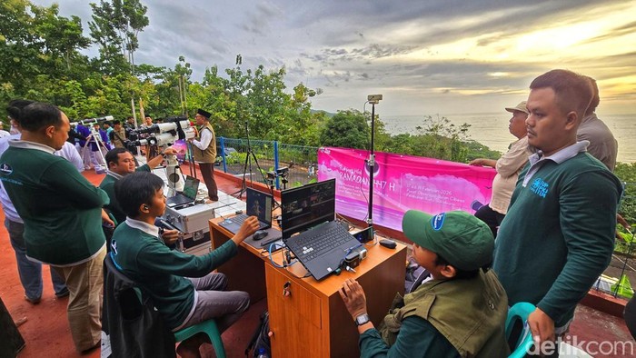 Tim dari Planetarium dan Observatorium Jakarta rela menginap demi penampakan hilal di langit Palabuhanratu