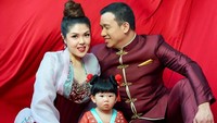 Tina Toon Perdana Perkenalkan Putrinya di Momen Imlek