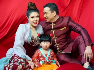 Tina Toon Perdana Perkenalkan Putrinya di Momen Imlek