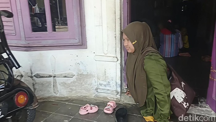 Titin hendak berangkat ke Madrasah Diniyah di Desa Kroya Blok Rancakitiran, untuk mengajar anak-anak.