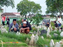 Tata Cara Ziarah Kubur yang Benar Beserta Doa-doanya