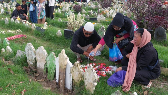 Umat Islam berdoa di sisi makam keluarganya saat tradisi ziarah kubur menjelang bulan suci Ramadhan di Pemakaman Muslim Wanasari, Denpasar, Bali, Senin (16/2/2026). Menurut pengurus Yayasan Muslim Wanasari Maruti Tiga Belas, sejak Jumat (13/2) sudah banyak warga yang berziarah ke tempat pemakaman umum itu dengan jumlah rata-rata 500 orang per hari. ANTARA FOTO/Nyoman Hendra Wibowo/wsj.