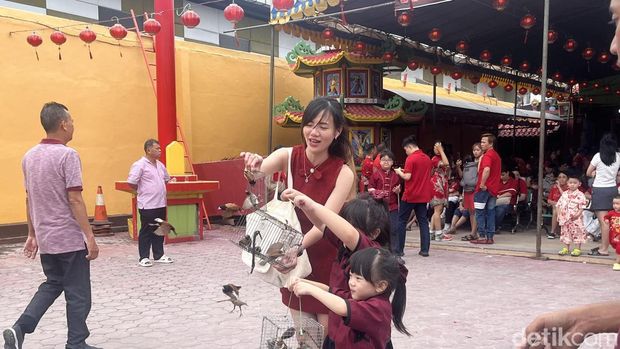 Tradisi lepas burung saat Imlek di Kelenteng Dewi Kwan Im Palembang