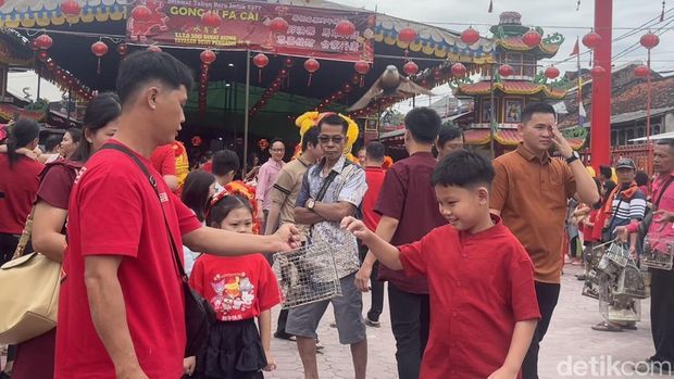 Tradisi melepas burung saat Imlek di Kelenteng Dewi Kwan Im Palembang Tradisi melepas burung saat Imlek di Kelenteng Dewi Kwan Im Palembang