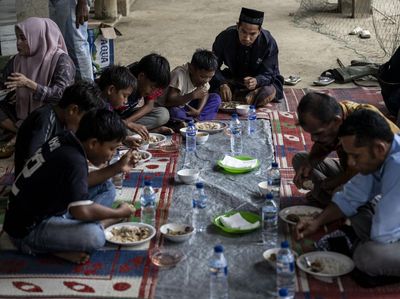 Warga membagikan masakan khas Aceh kuah beulangong dalam tradisi Meugang di dapur darurat Masjid Al-Hidayah, Desa Krueng Lingka, Langkahan, Aceh Utara, Aceh, Selasa (17/2/2026). Masyarakat Krueng Lingka melaksanakan tradisi Meugang secara sederhana m