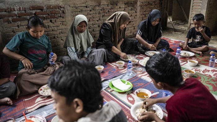 Warga membagikan masakan khas Aceh kuah beulangong dalam tradisi Meugang di dapur darurat Masjid Al-Hidayah, Desa Krueng Lingka, Langkahan, Aceh Utara, Aceh, Selasa (17/2/2026). Masyarakat Krueng Lingka melaksanakan tradisi Meugang secara sederhana melalui kegiatan memotong hewan sapi, memasak, dan makan bersama, serta berbagi daging kepada masyarakat desa setempat yang terdampak bencana hidrometeorologi. ANTARA FOTO/Aprillio Akbar/nym.