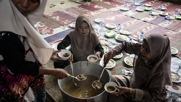 Warga membagikan masakan khas Aceh kuah beulangong dalam tradisi Meugang di dapur darurat Masjid Al-Hidayah, Desa Krueng Lingka, Langkahan, Aceh Utara, Aceh, Selasa (17/2/2026). Masyarakat Krueng Lingka melaksanakan tradisi Meugang secara sederhana m