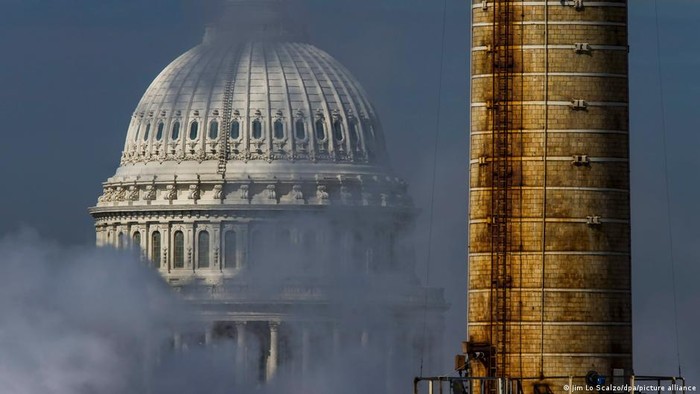 Trump Cabut Aturan Iklim AS, Pertaruhkan Kesehatan demi Mobil Bensin Murah?