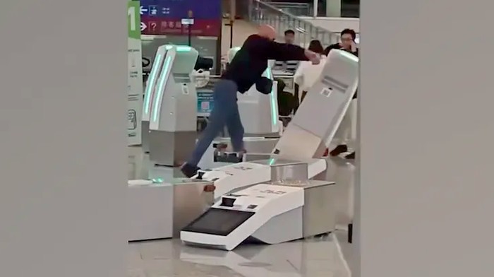 Turis Inggris mengacau di area self check-in di Bandara Hong Kong