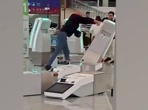 Turis Inggris Ngamuk di Bandara Hong Kong, Mesin Self Check-in Diacak-acak
