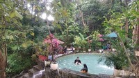 Suasana salah satu kolam renang