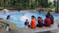 Keseruan di kolam renang anak