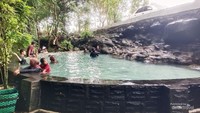 Salah satu spot kolam renang di Umbul Besuki