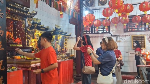 Umat Konghucu berdoa saat merayakan Tahun Baru Imlek 2577 Kongzili di Kelenteng Po Hwa Kong, Lingkungan Bintaro, Ampenan, Kota Mataram, NTB, Selasa (17/2/2026).  (Foto: Nathea Citra/detikBali)