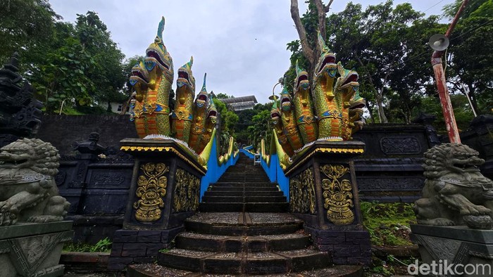 Vihara Nam Hai Kwan Se Im Pu Sa, Desa Sangrawayang, Kecamatan Simpenan, Kabupaten Sukabumi.