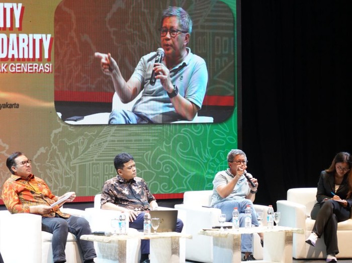 Wali Kota Jogja Hasto Wardoyo, Rocky Gerung, dan ekonom UGM Rimawan Pradiptyo saat mengisi diskusi publik dalam forum Public Lecture Series 002 yang digelar oleh Pandu Negeri di Embung Giwangan.
