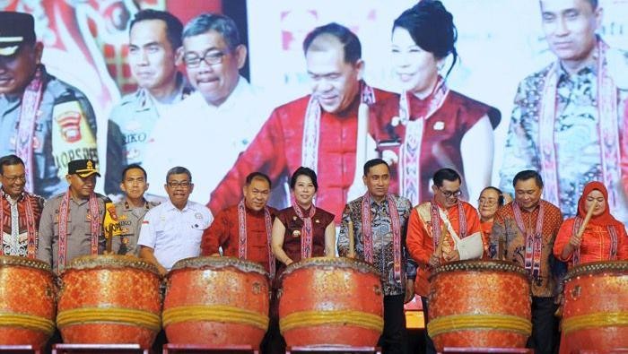 Wali Kota Singkawang Tjhai Chui Mie didampingi wakilnya Muhammadin bersama tamu VIP dan perwakilan 17 paguyuban etnis membuka Perayaan Imlek dan Cap Go Meh 2026. (dok. Istimewa)