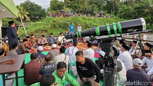Warga antusias menyaksikan proses pemantauan hilal penentuan awal 1 Ramadan 1447 Hijriah, Selasa (17/2/2026).