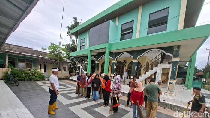 Warga di Kelurahan Nagri Tengah bebersih masjid jelang Ramadan