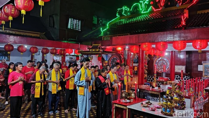 Warga Keturunan Tionghoa dan Umat Konghucu melaksanakan sembahyang di Kelenteng Hok Tek Bio.