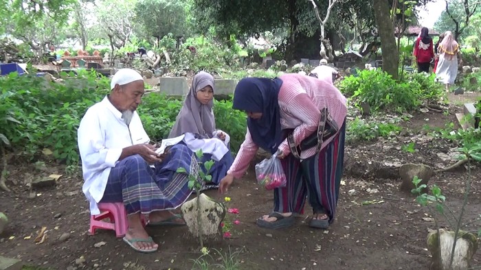 Warga Lumajang ramai-ramai nyekar ke makam keluarga mereka jelang datangnya Bulan Suci Ramadhan.
