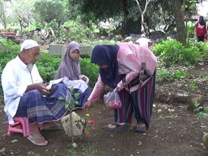 Warga Lumajang Ramai-ramai Nyekar ke Makam Keluarga Jelang Ramadan