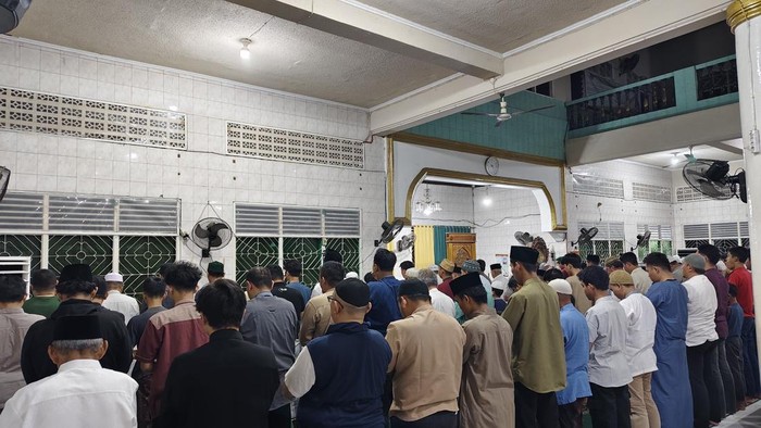 Warga Muhammadiyah di Palembang melaksanakan salat tarawih perdana di masjid Jami Muhammadiyah Balayudha