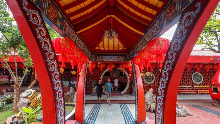 Pengunjung berada di dalam kawasan Klenteng Kwan Sing Bio di Tuban, Jawa Timur, Minggu (15/2/2026). Klenteng yang diperkirakan dibangun sejak sekitar tahun 1773 di jalur Pantura dengan luas mencapai 4,5 hektar itu merupakan salah satu yang terbesar di Asia Tenggara dan satu-satunya yang langsung menghadap ke laut. ANTARA FOTO/Muhammad Mada/bar