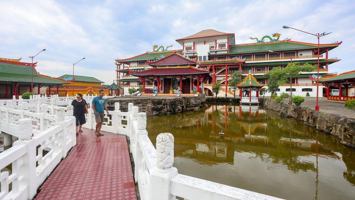 Pengunjung berada di dalam kawasan Klenteng Kwan Sing Bio di Tuban, Jawa Timur, Minggu (15/2/2026). Klenteng yang diperkirakan dibangun sejak sekitar tahun 1773 di jalur Pantura dengan luas mencapai 4,5 hektar itu merupakan salah satu yang terbesar di Asia Tenggara dan satu-satunya yang langsung menghadap ke laut. ANTARA FOTO/Muhammad Mada/bar