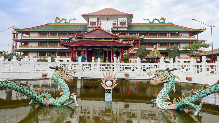 Pengunjung berada di dalam kawasan Klenteng Kwan Sing Bio di Tuban, Jawa Timur, Minggu (15/2/2026). Klenteng yang diperkirakan dibangun sejak sekitar tahun 1773 di jalur Pantura dengan luas mencapai 4,5 hektar itu merupakan salah satu yang terbesar di Asia Tenggara dan satu-satunya yang langsung menghadap ke laut. ANTARA FOTO/Muhammad Mada/bar
