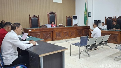 Ahli hukum pidana, Mikael Feka, dihadirkan dalam sidang praperadilan tersangka korupsi Bank NTT Christofel Liyanto di PN Kupang, Rabu (18/2/2026). (Foto: Simon Selly/detikBali)