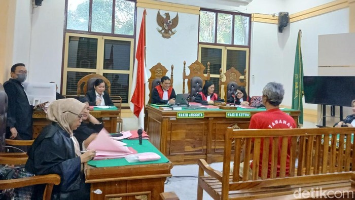 Ali Syahbana Munthe saat menjalani sidang putusan di ruang Cakra 3 PN Medan, Rabu (18/2/2026).
(Juita Sinuhaji/detikSumut)