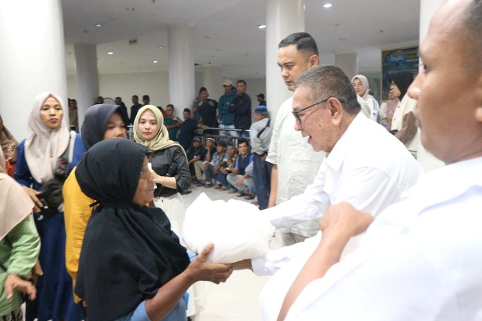 Wakil Ketua Komisi VI DPR RI Andre Rosiade menyalurkan 5.000 paket sembako untuk masyarakat Kabupaten Sijunjung, Sumatera Barat (Sumbar).