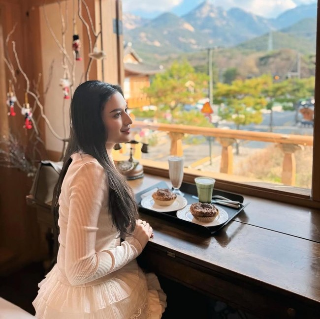 Seru! Angbeen Rishi Kulineran di Korea hingga Botram Bareng Keluarga