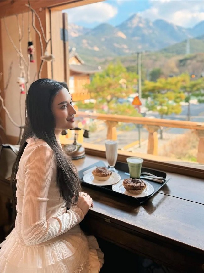 Seru! Angbeen Rishi Kulineran di Korea hingga Botram Bareng Keluarga