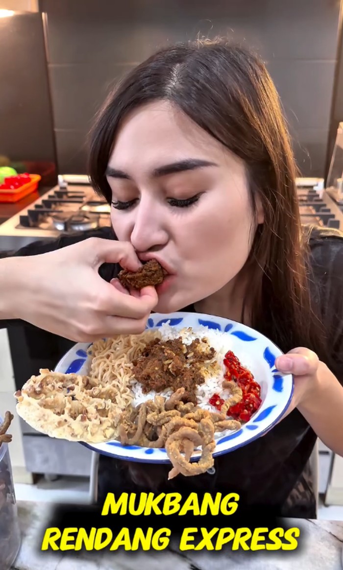 Angbeen Rishi kulineran di Korea dan makan seblak