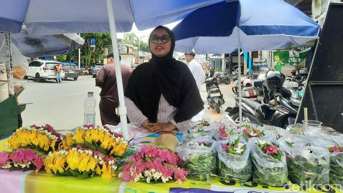 Anisa saat berjualan di lapaknya yang berada di Kawasan Kuburan Muslimin Jalan Abul Hasan.