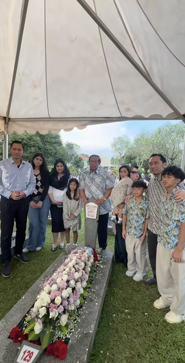 Agus Harimurti Yudhoyono kembali membagikan kegiatannya bersama keluarga ke akun Instagram. Kali ini ia dan keluarga tampak berziarah ke makam ibunda, Ani Yudhoyono. Foto: Instagram/@agusyudhoyono