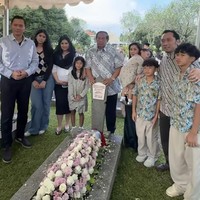 Agus Harimurti Yudhoyono kembali membagikan kegiatannya bersama keluarga ke akun Instagram. Kali ini ia dan keluarga tampak berziarah ke makam ibunda, Ani Yudhoyono. Foto: Instagram/@agusyudhoyono