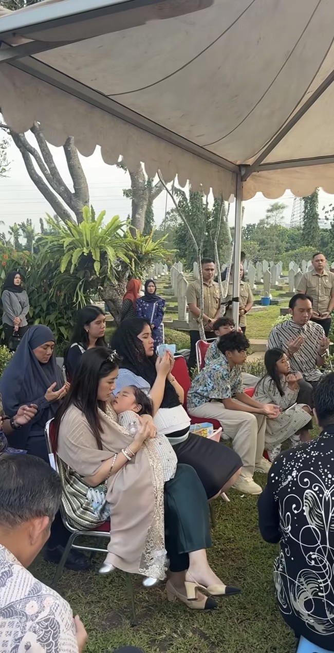 Yang cukup mencuri perhatian ialah penampilan istri Agus, Annisa Pohan. Kenakan blouse biru muda dipadukan dengan rok hitam, perut Annisa terlihat sudah semakin besar. Foto: Instagram/@agusyudhoyono