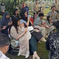 Yang cukup mencuri perhatian ialah penampilan istri Agus, Annisa Pohan. Kenakan blouse biru muda dipadukan dengan rok hitam, perut Annisa terlihat sudah semakin besar. Foto: Instagram/@agusyudhoyono