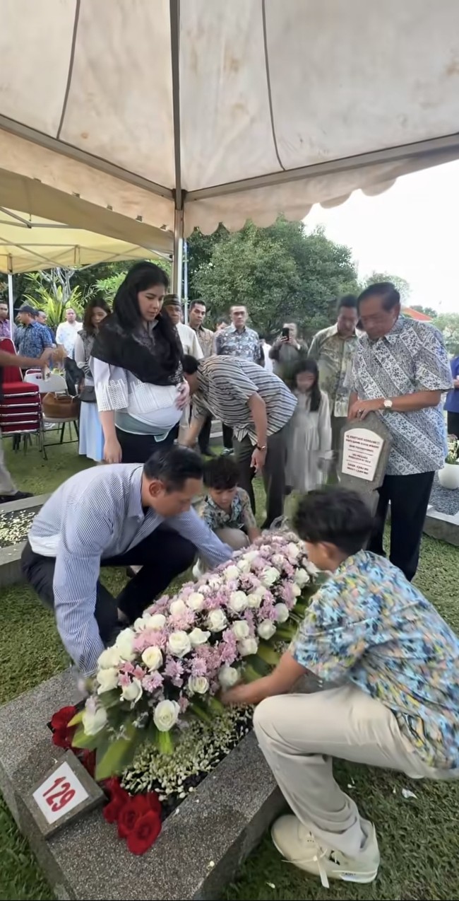 Seperti layaknya ibu hamil, Annisa juga mengenakan sabuk hamil untuk membantu menopang perutnya. Beberapa kali ia juga mengelus-elus perutnya tersebut. Foto: Instagram/@agusyudhoyono