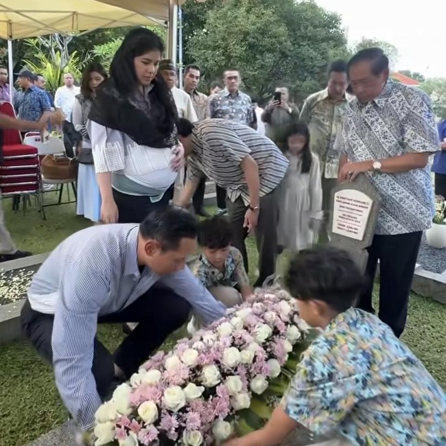 Potret Annisa Pohan Ziarah ke Makam Mertua, Perut Makin Besar Curi Atensi