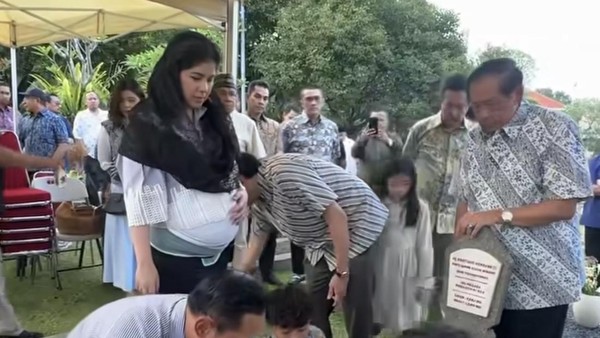 Potret Annisa Pohan Ziarah ke Makam Mertua, Perut Makin Besar Curi Atensi