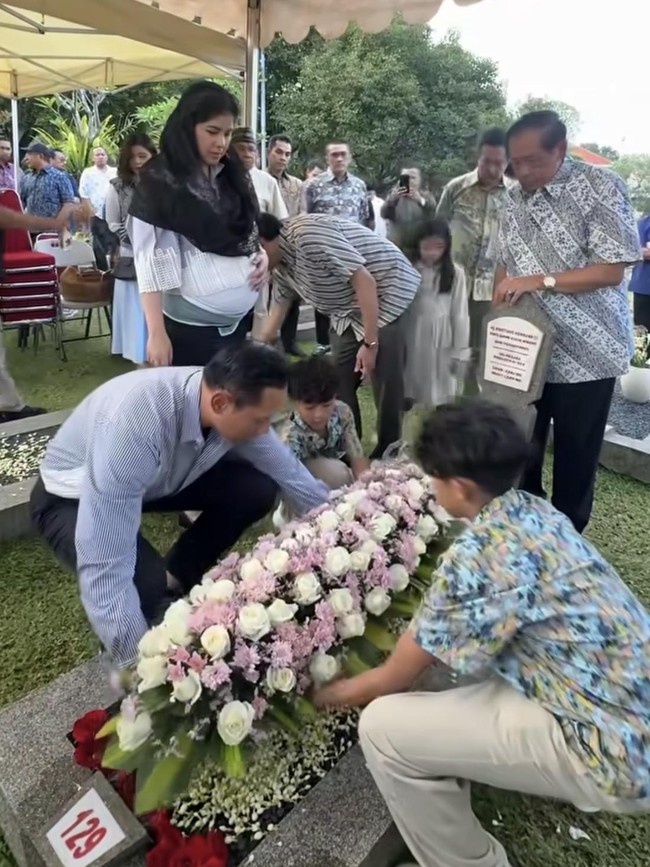Potret Annisa Pohan Ziarah ke Makam Mertua, Perut Makin Besar Curi Atensi