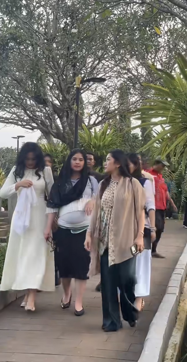 Ziarah ke makam ibu mertua, Annisa melengkapi penampilannya dengan kerudung hitam yang menutup sebagian kepalanya. Penampilan Annisa pun dipuji netizen dengan julukan bumil cantik. “Bumil cuantik masyaallah,” tulis salah satu komentar. Foto: Instagram/@agusyudhoyono